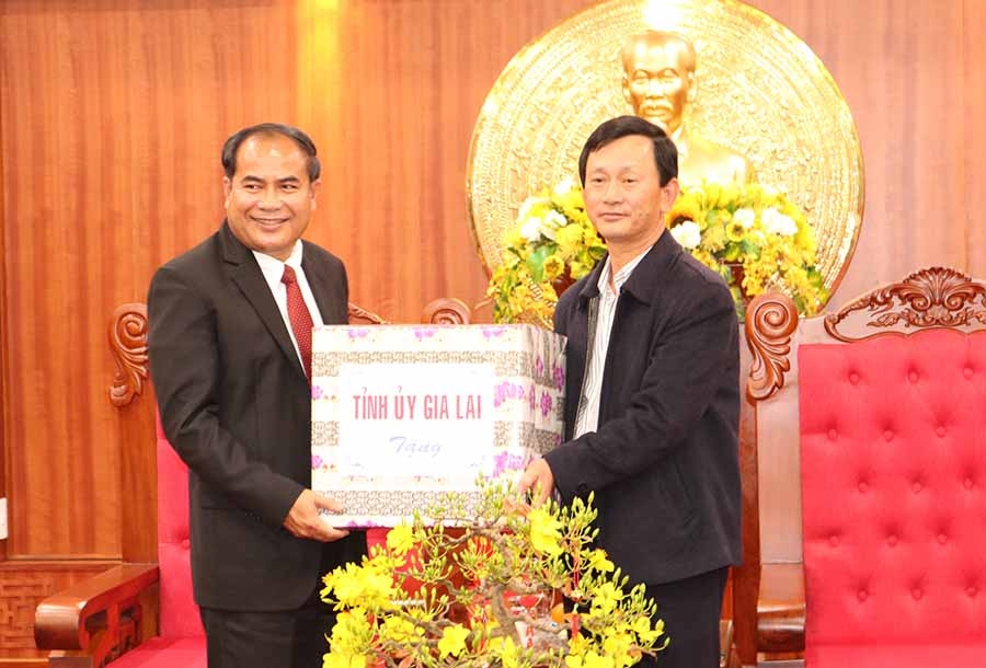 lanh dao quan doi hoang gia campuchia den tham va chuc tet cac tinh soc trang gia lai