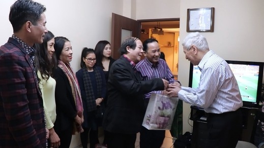 hoi nguoi viet nam tai ba lan den tham va chuc tet cac can bo lao thanh