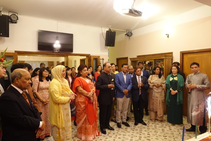 dai su quan viet nam tai algerie va bangladesh mong muon luu giu net dep van hoa ngay tet viet