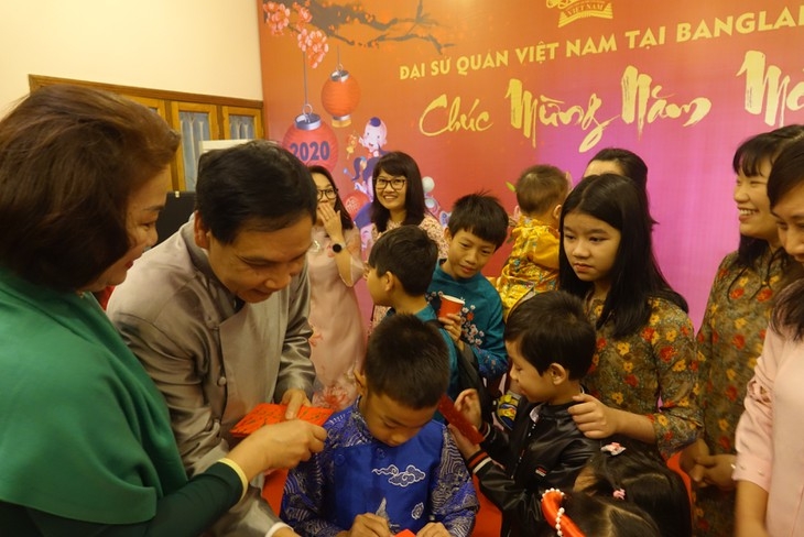 dai su quan viet nam tai algerie va bangladesh mong muon luu giu net dep van hoa ngay tet viet