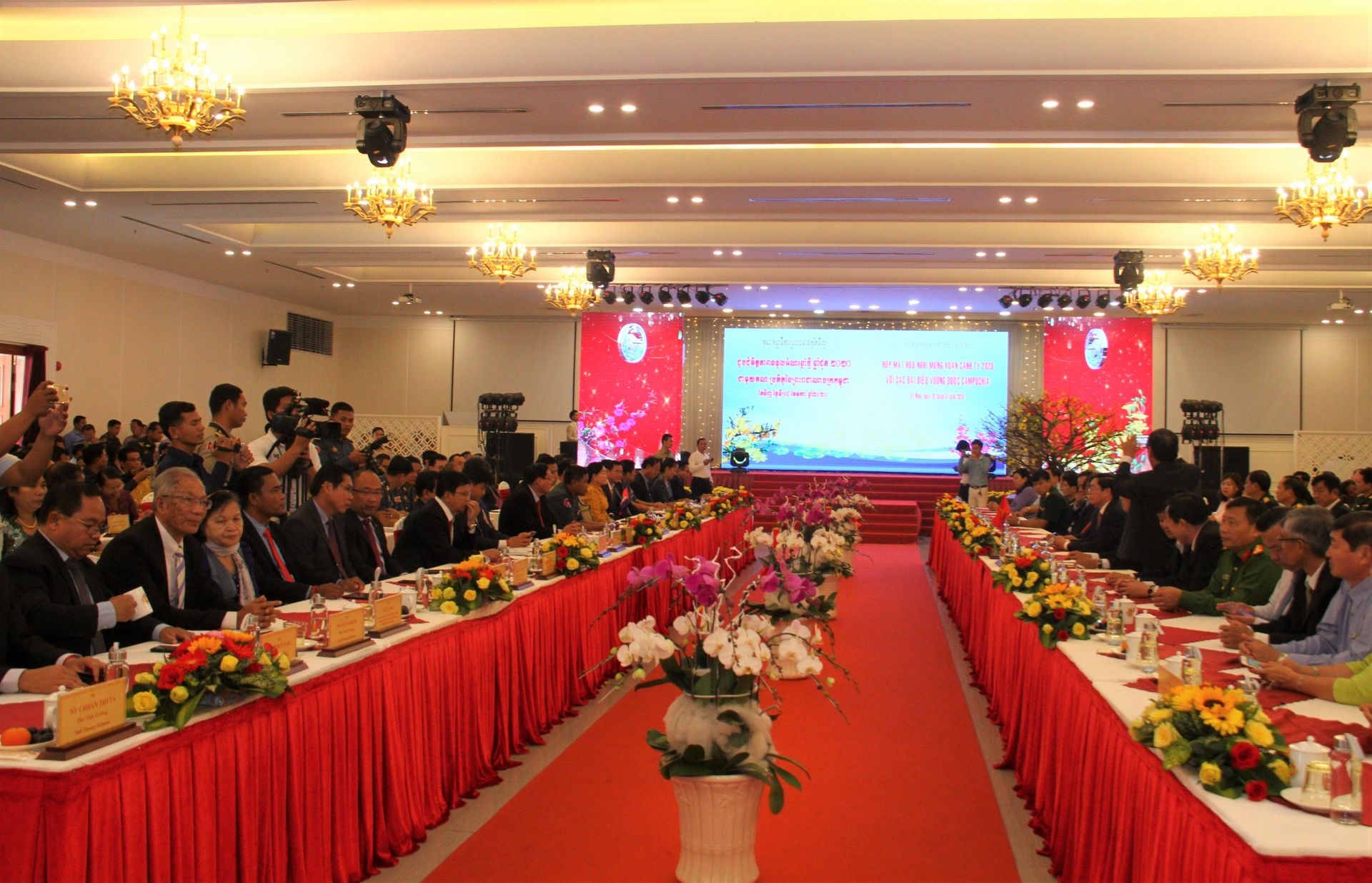 tay ninh hop mat huu nghi thong nhat hop tac voi 5 tinh campuchia