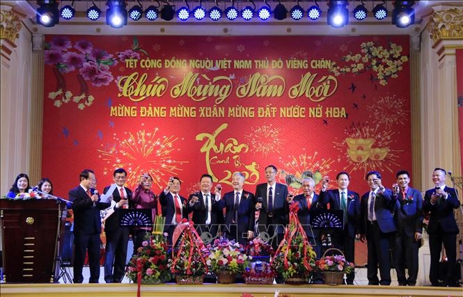 tet cong dong nguoi viet nam tai lao mung dang mung xuan mung dat nuoc no hoa