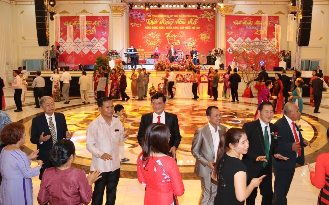tet cong dong nguoi viet nam tai lao mung dang mung xuan mung dat nuoc no hoa