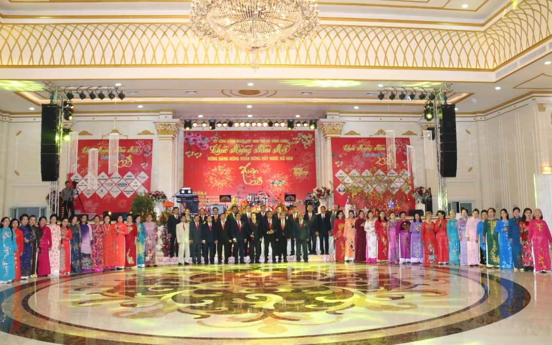tet cong dong nguoi viet nam tai lao mung dang mung xuan mung dat nuoc no hoa
