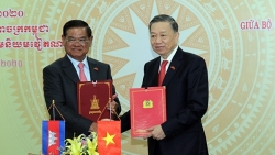 ca si tho nhi ky hat tieng viet ngoi ca hoa binh trong mv quay tai ha noi