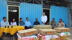 Trao nhà mới cho 3 gia đình Campuchia gốc Việt gặp hỏa hoạn