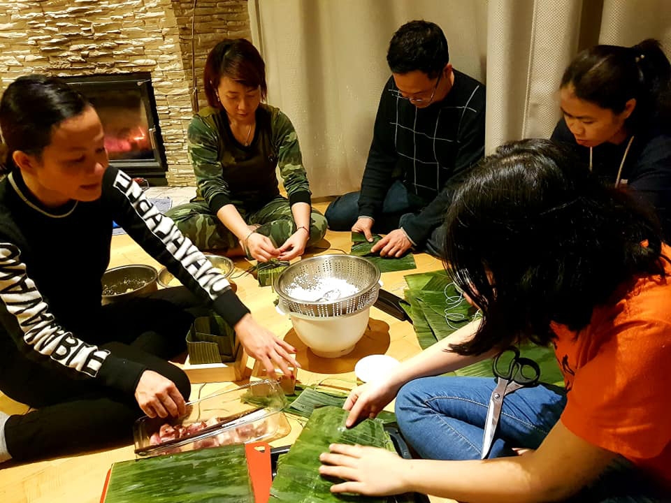 me viet tai latvia hon 10 nam luu giu tet cho con