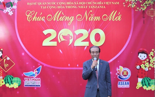 tet cong dong chao xuan canh ty 2020 tai tazania va hy lap