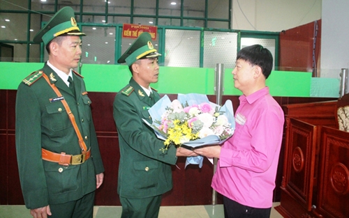 nhung du khach quoc te xong dat viet nam