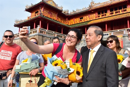 nhung du khach quoc te xong dat viet nam