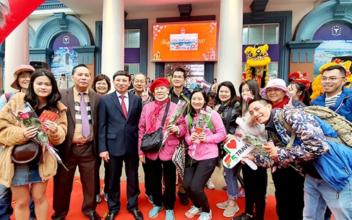 nhung du khach quoc te xong dat viet nam