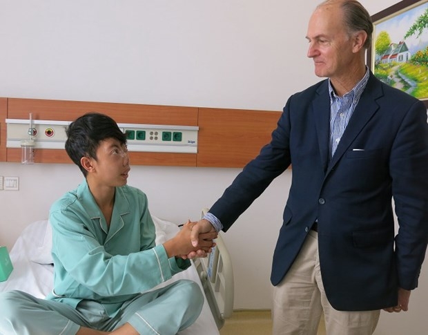 giao su nguoi my dem doi ban tay vang doi doi cho nhieu benh nhan ngheo o viet nam