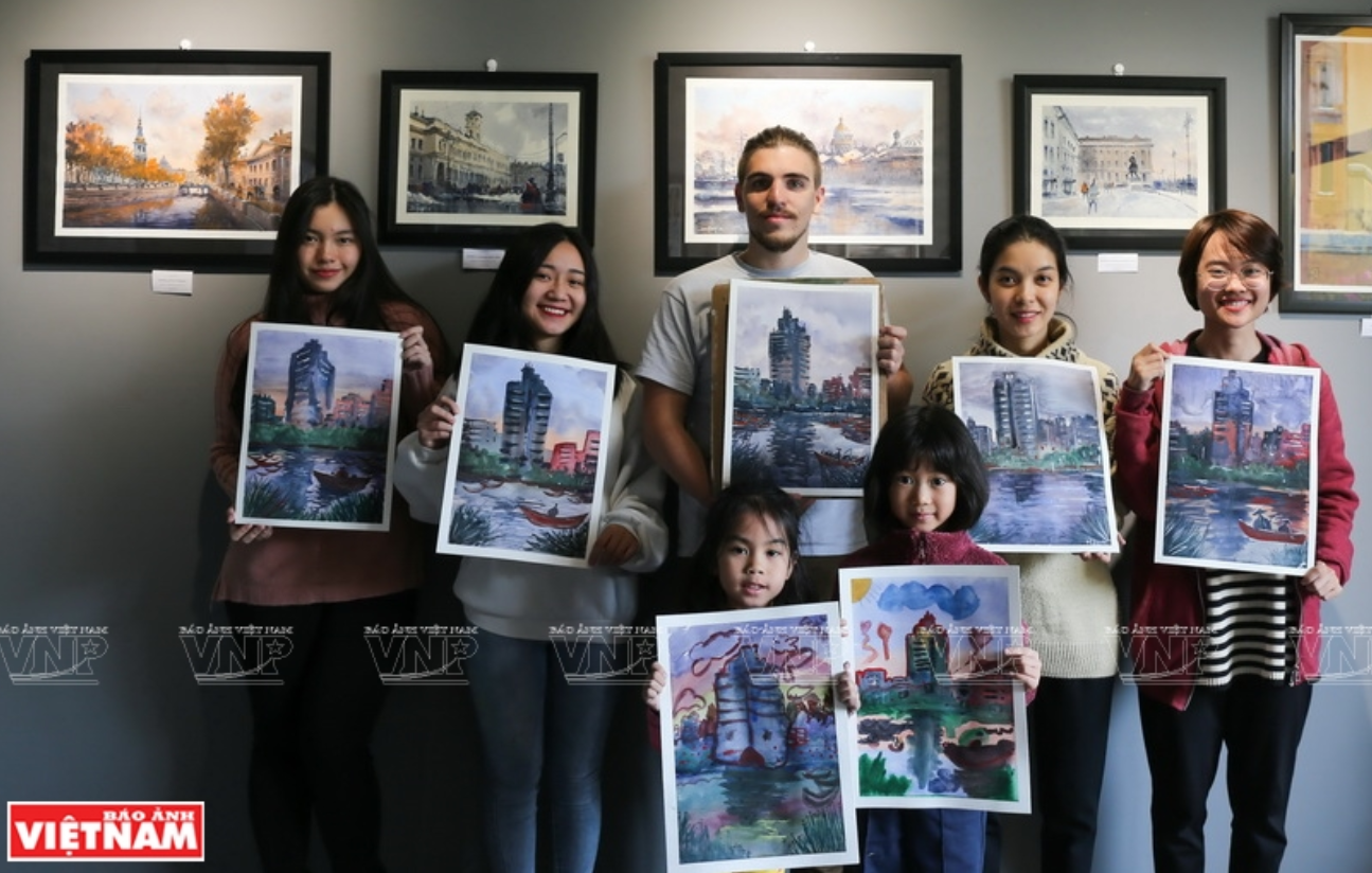 hoa si nga dung tranh ve de chuyen tai thong diep van hoa viet