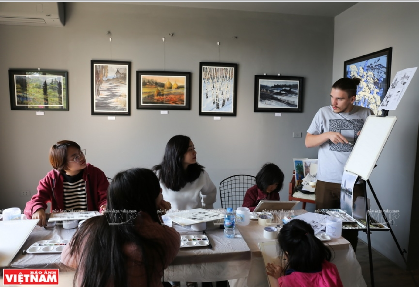 hoa si nga dung tranh ve de chuyen tai thong diep van hoa viet