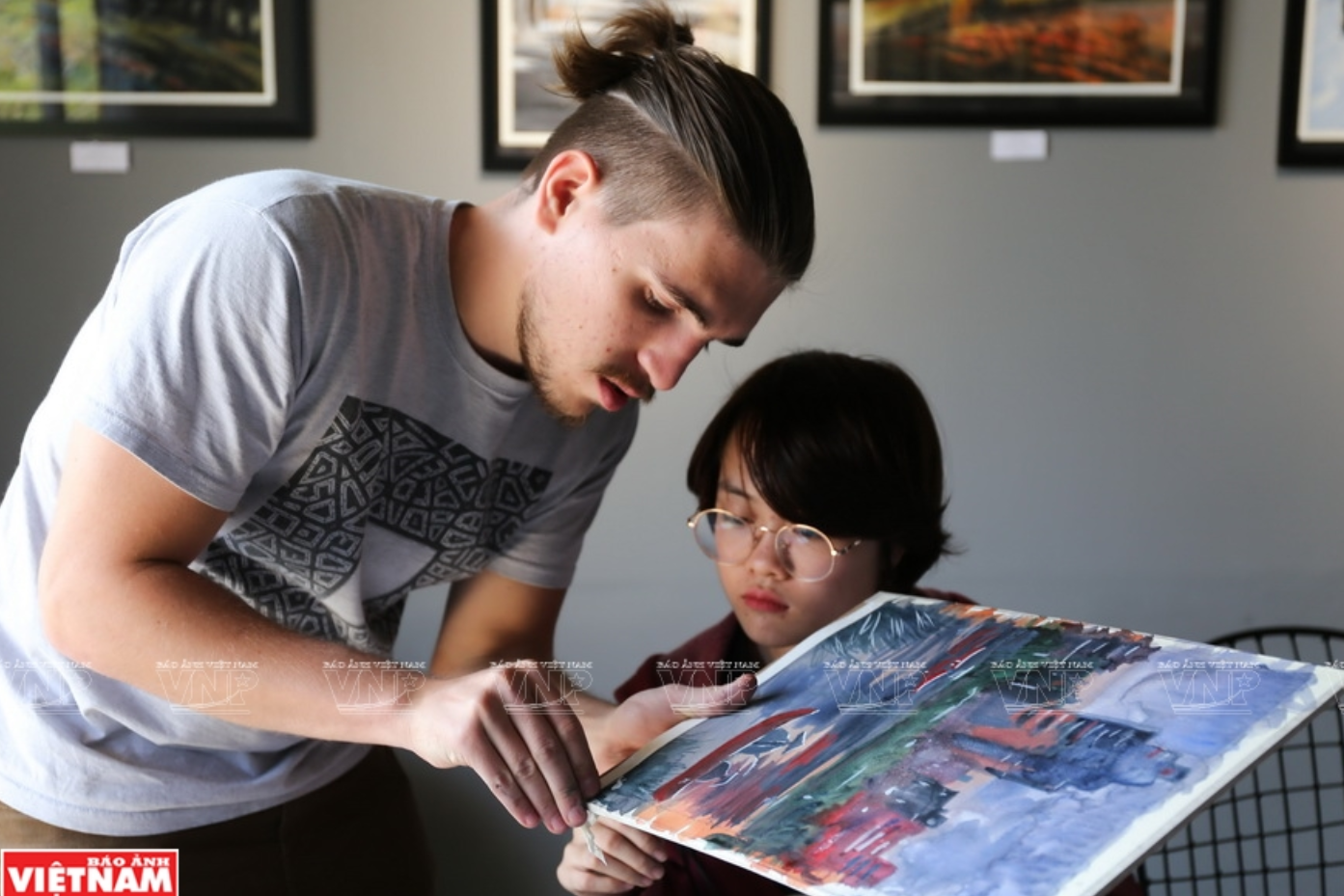 hoa si nga dung tranh ve de chuyen tai thong diep van hoa viet