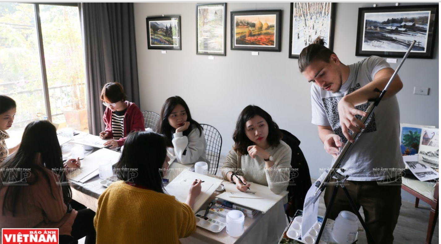 hoa si nga dung tranh ve de chuyen tai thong diep van hoa viet