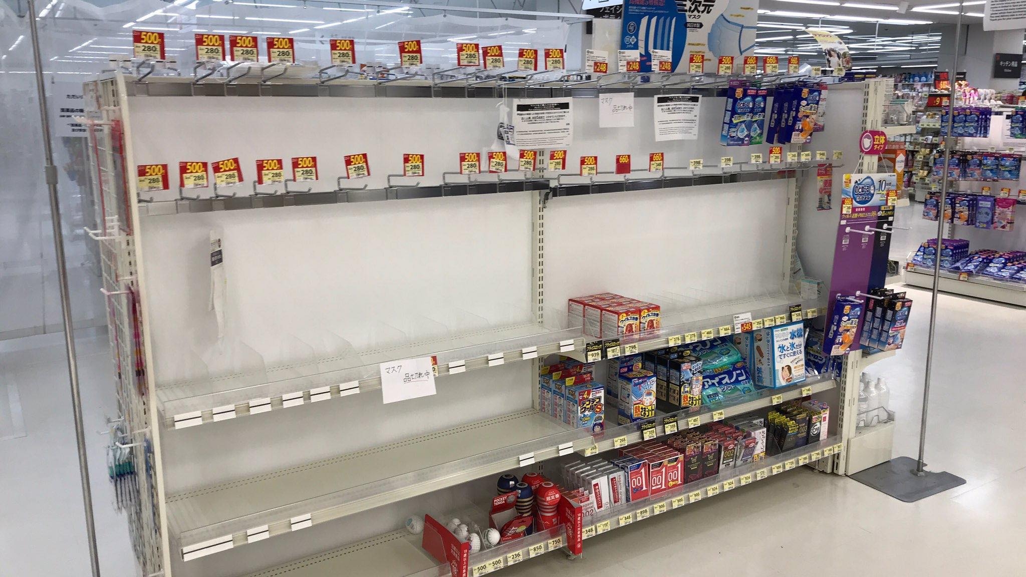 lo ngai virus corona lan rong khau trang dong loat chay hang tai cac sieu thi nhat ban