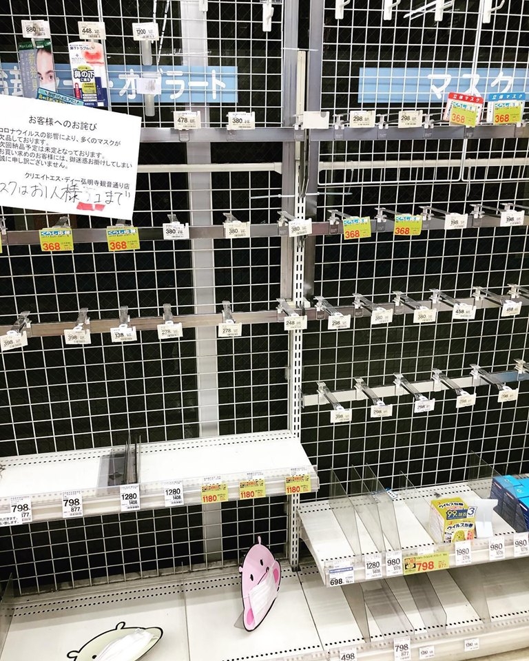 lo ngai virus corona lan rong khau trang dong loat chay hang tai cac sieu thi nhat ban