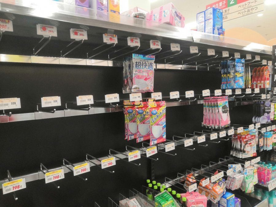 lo ngai virus corona lan rong khau trang dong loat chay hang tai cac sieu thi nhat ban