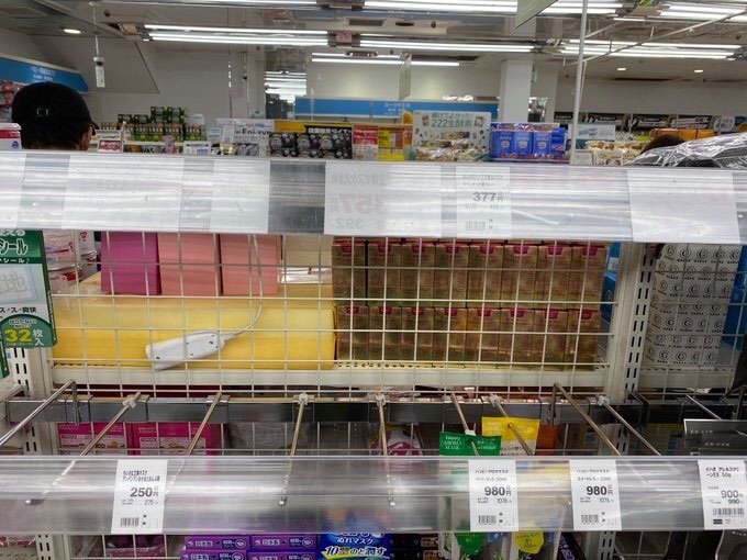 lo ngai virus corona lan rong khau trang dong loat chay hang tai cac sieu thi nhat ban