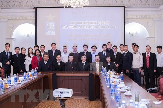 trao nhieu huy hieu 30 40 50 nam tuoi dang tai le mittinh cua dang bo kharkiv ukraine