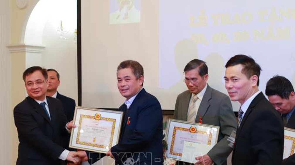 dai su quan viet nam tai lao va campuchia nhieu hoat dong mung sinh nhat lan thu 90 cua dang