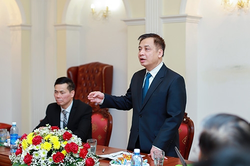 trao nhieu huy hieu 30 40 50 nam tuoi dang tai le mittinh cua dang bo kharkiv ukraine