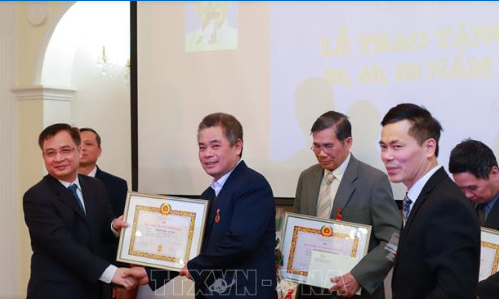 trao nhieu huy hieu 30 40 50 nam tuoi dang tai le mittinh cua dang bo kharkiv ukraine