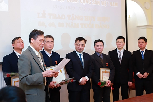 trao nhieu huy hieu 30 40 50 nam tuoi dang tai le mittinh cua dang bo kharkiv ukraine