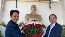 dai su ngo tien dung bao ho cong dan truoc covid 19 thong qua email whatsapp facebook hoi