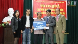 Trao 25 triệu đồng cho thân nhân gia đình nạn nhân gặp tai nạn tại Liên bang Nga
