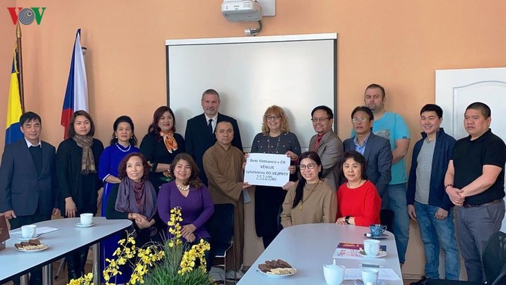50000 euro duoc cong dong nguoi viet tai czech quyen gop cho trung tam bao tro nguoi khuyet tat