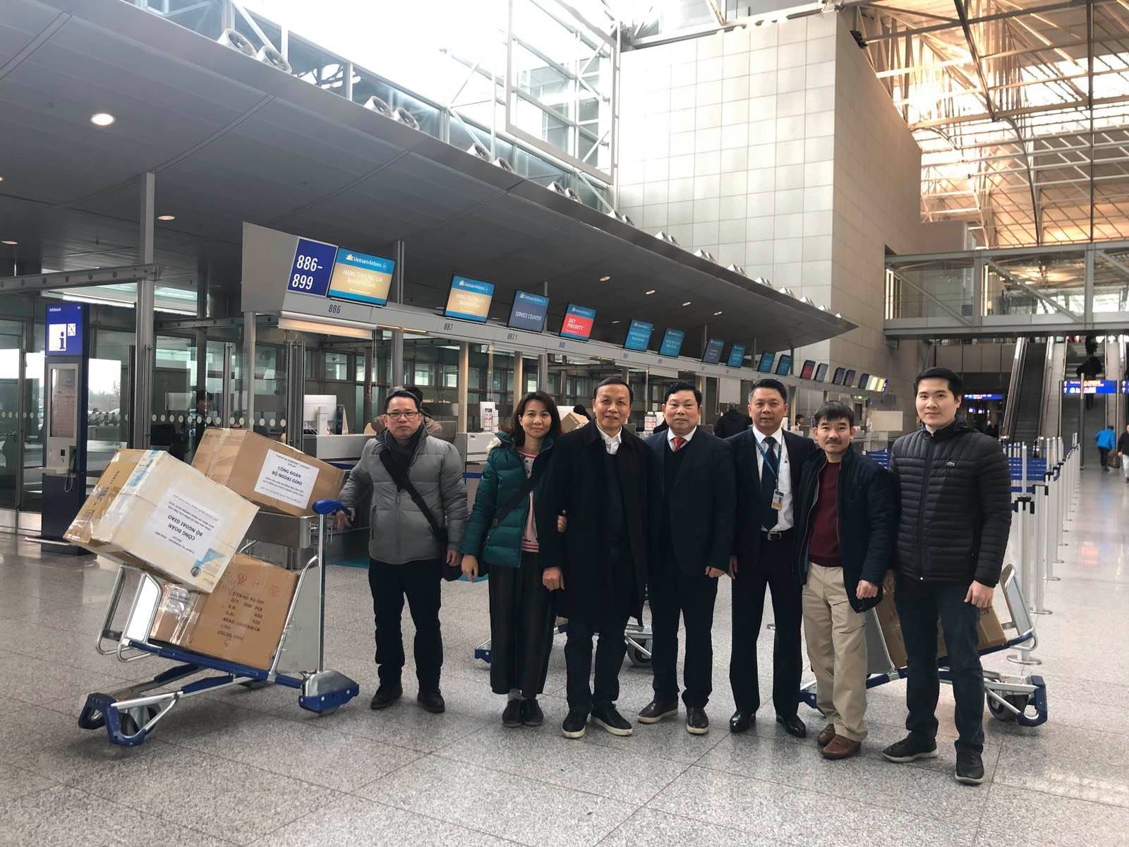 Cộng đồng người Việt tại Đức quyên góp 16.000 khẩu trang gửi về quê hương cong dong nguoi viet tai duc quyen gop 16000 khau trang gui ve que huong