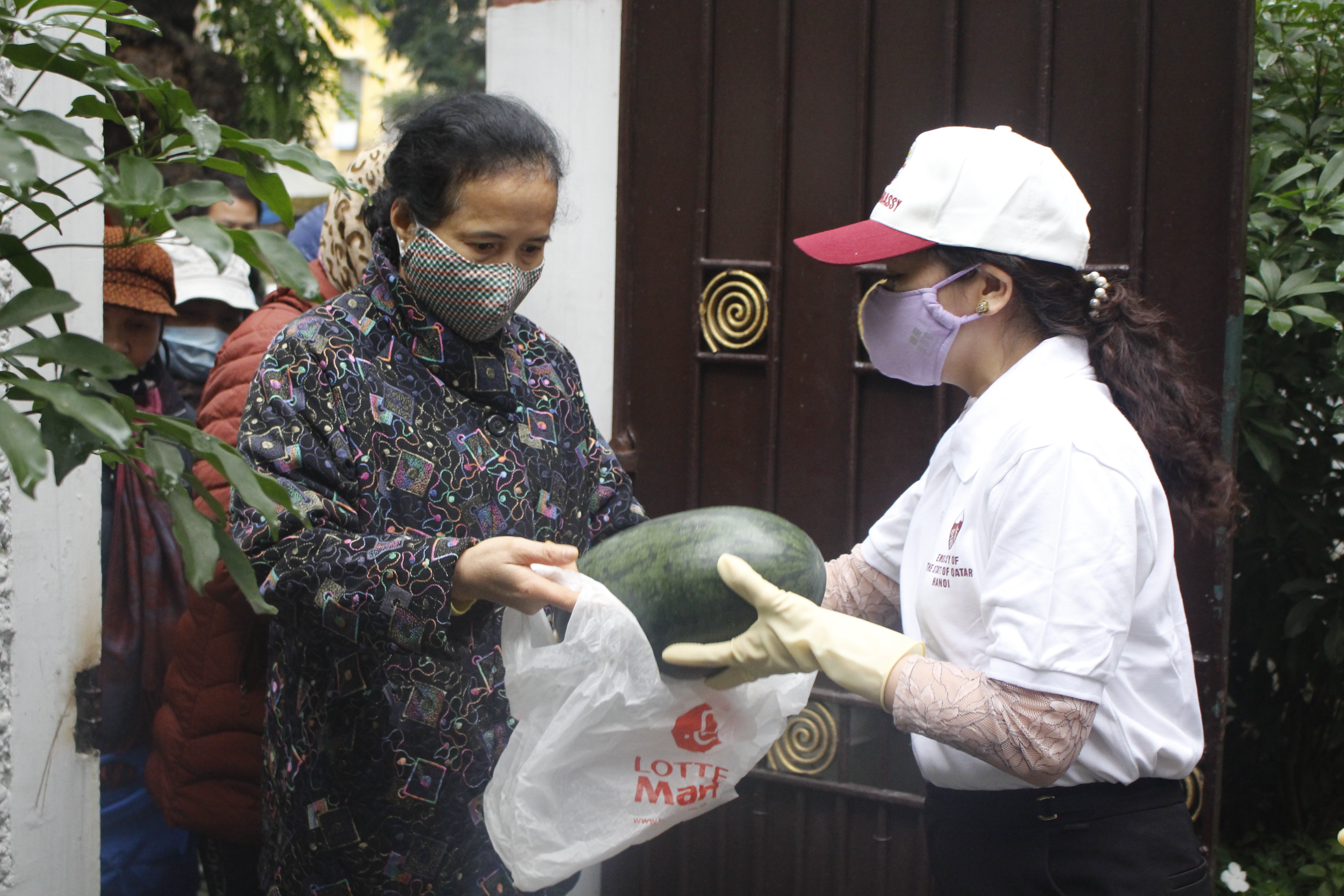 dai su quan qatar tai viet nam phat mien phi 4 tan dua hau giup ba con mien trung