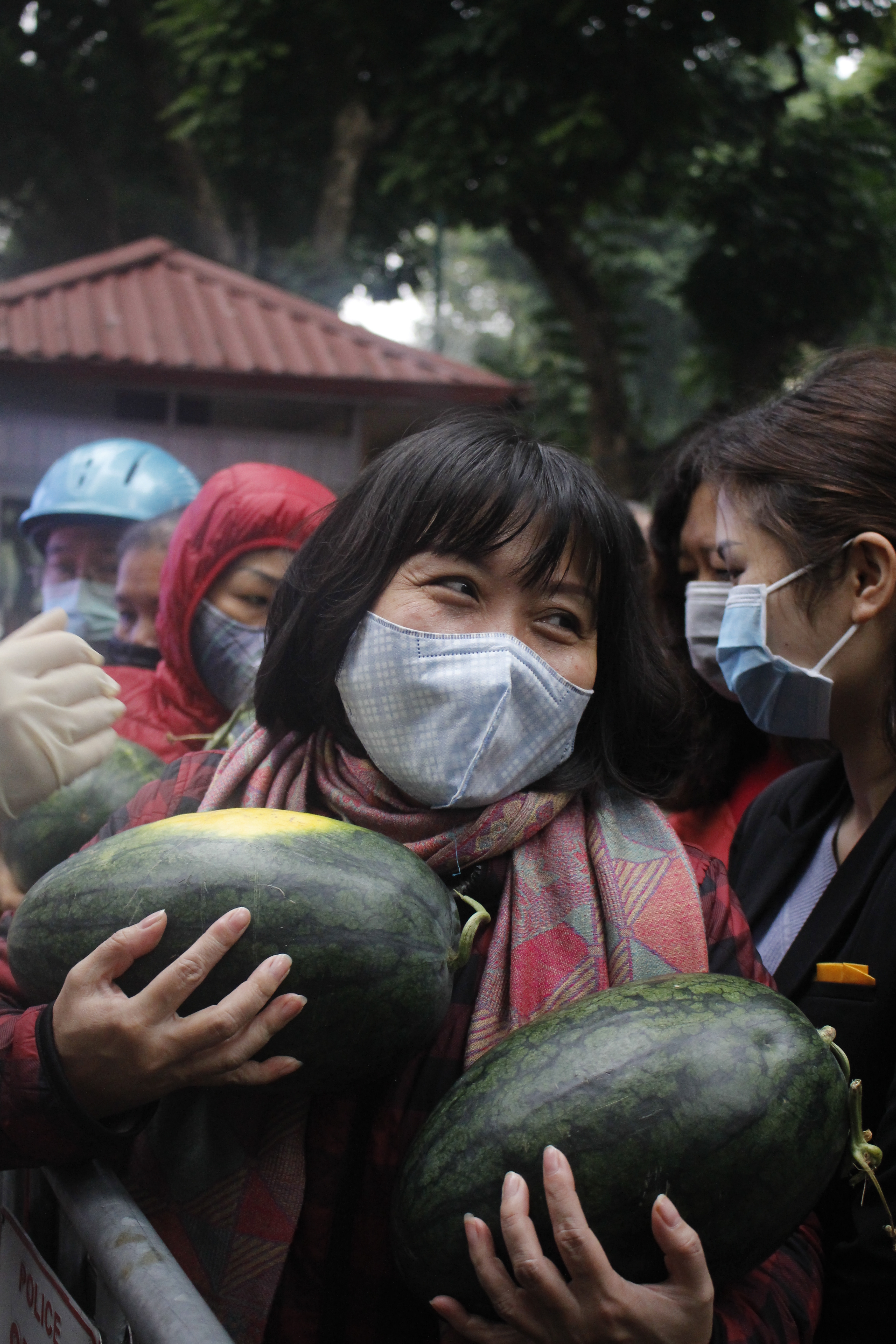 dai su quan qatar tai viet nam phat mien phi 4 tan dua hau giup ba con mien trung