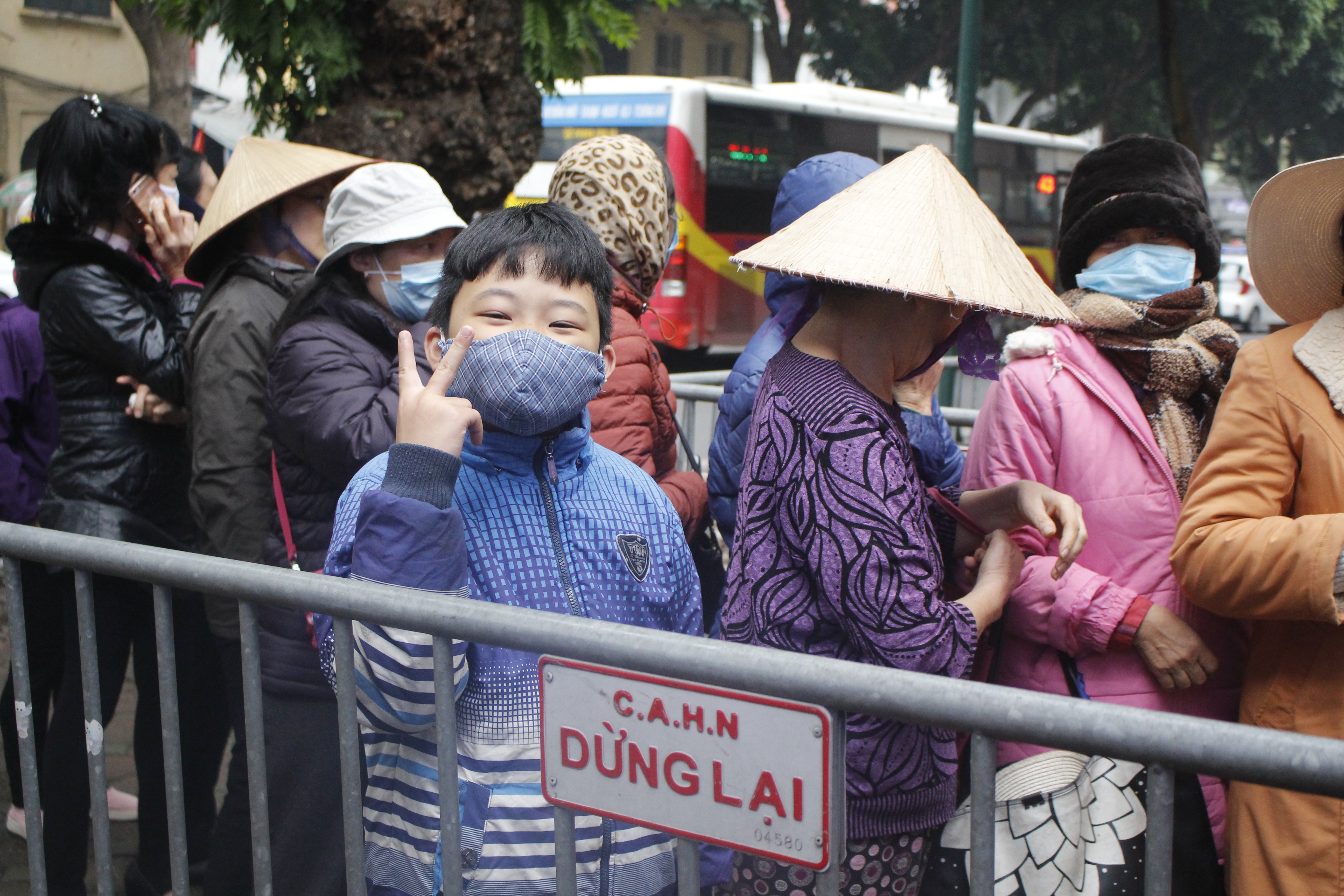 dai su quan qatar tai viet nam phat mien phi 4 tan dua hau giup ba con mien trung