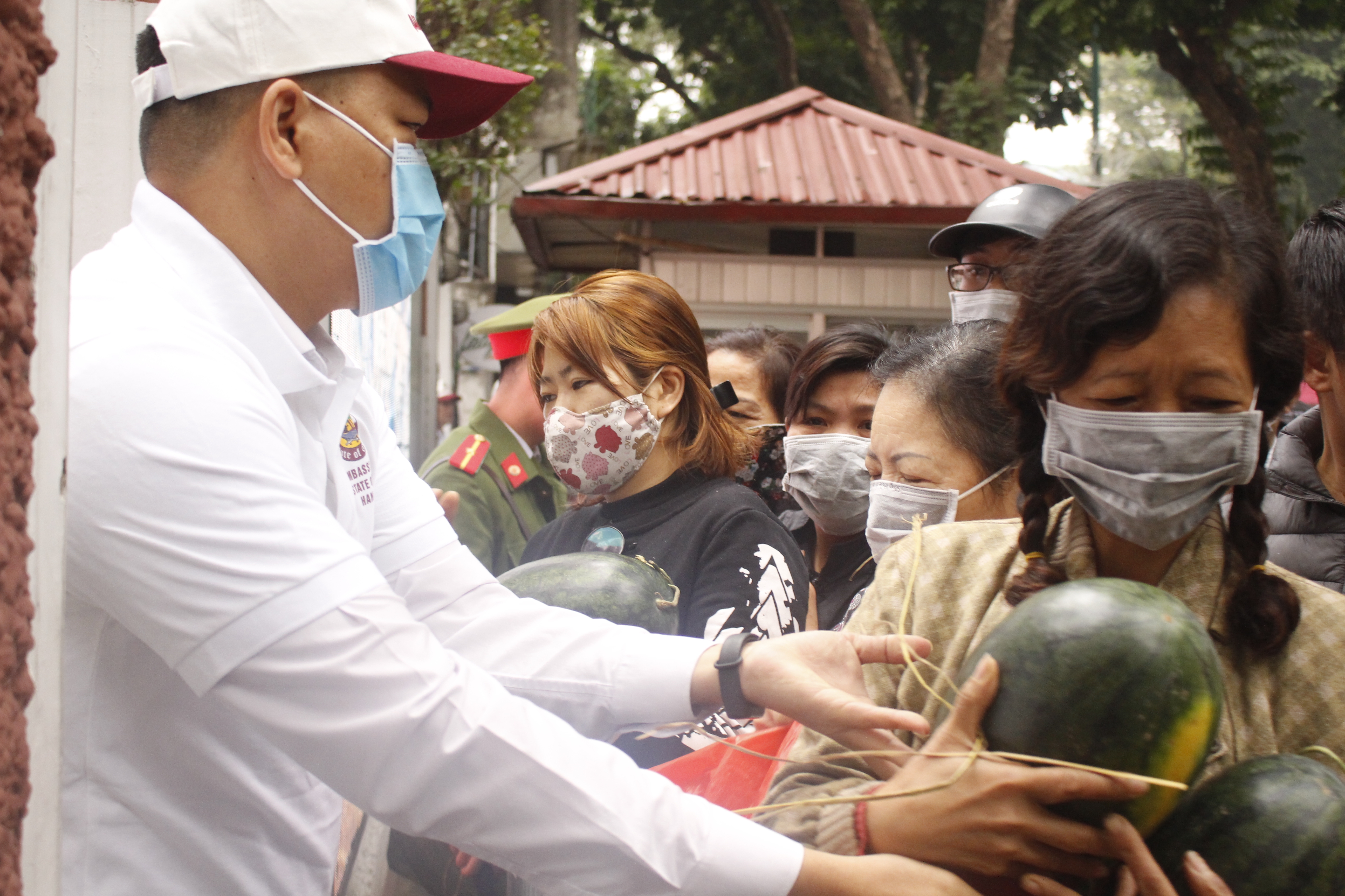 dai su quan qatar tai viet nam phat mien phi 4 tan dua hau giup ba con mien trung