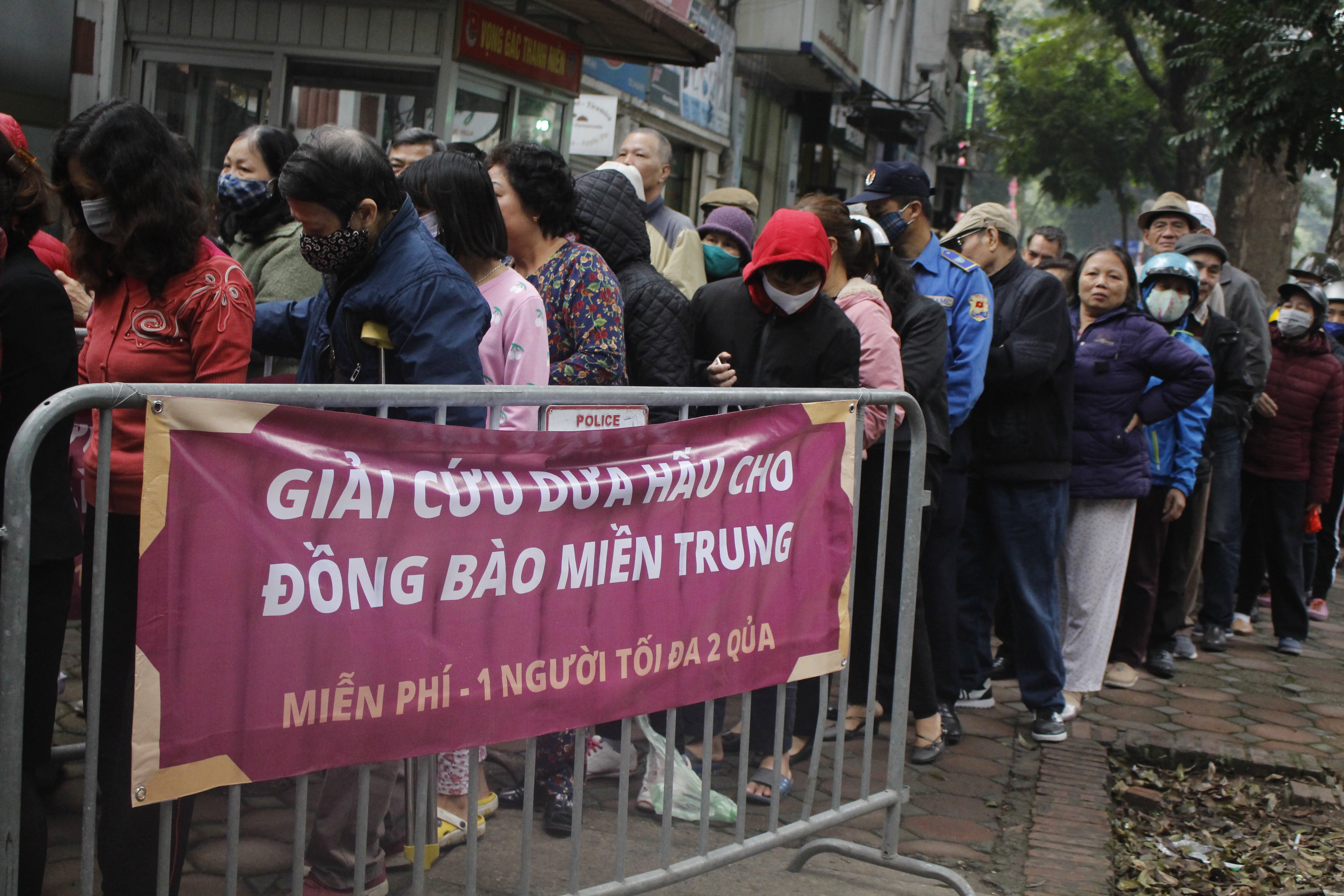 dai su quan qatar tai viet nam phat mien phi 4 tan dua hau giup ba con mien trung