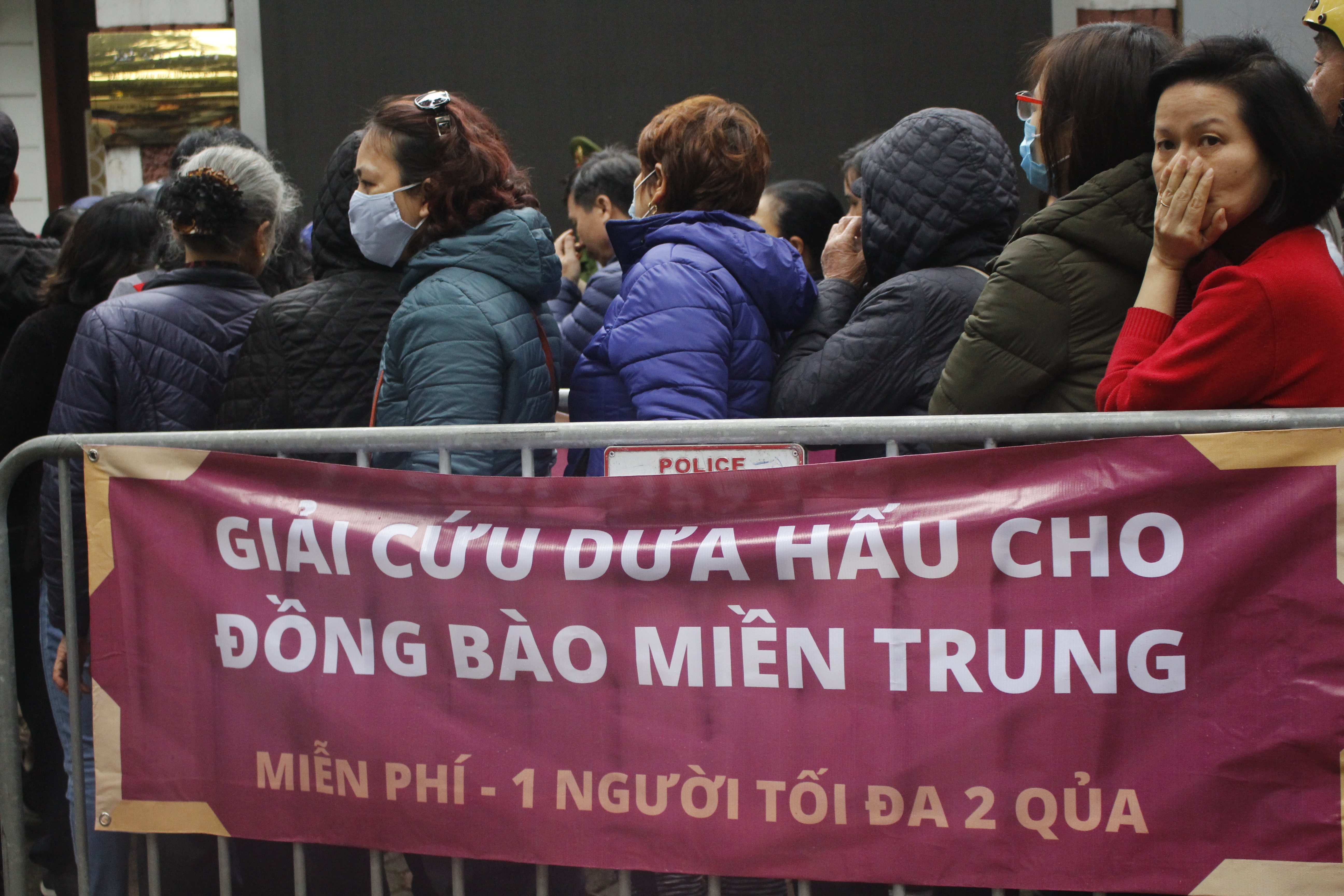 dai su quan qatar tai viet nam phat mien phi 4 tan dua hau giup ba con mien trung