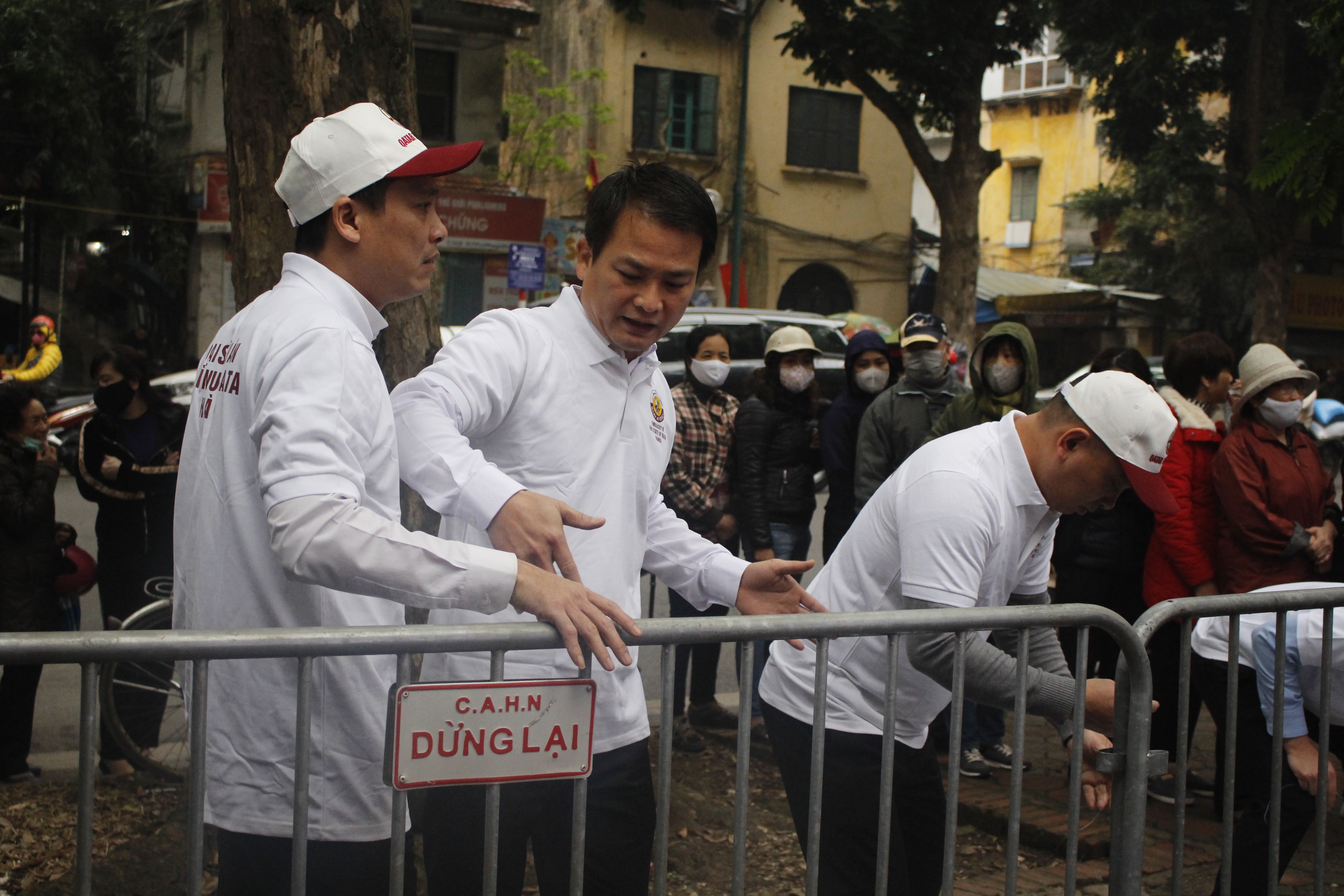 dai su quan qatar tai viet nam phat mien phi 4 tan dua hau giup ba con mien trung