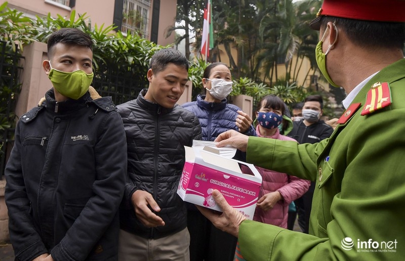 Đại sứ quán Kuwait phát miễn phí 2 tấn dưa hấu giúp người dân khắc phục đại dịch Covid-19 dai su quan kuwait phat mien phi 2 tan dua hau giup nguoi dan khac phuc dai dich covid 19