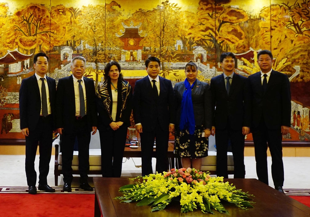 cuba de xuat thuc hien buc tranh tuong kham tren con duong gom su ha noi nhan ky niem 60 nam quan he hai nuoc