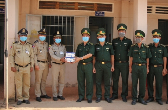 bo doi bien phong viet nam trao tang khau trang va thiet lap duong day nong giup cac tinh giap bien cua lao va campuchia