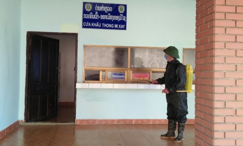 bo doi bien phong viet nam trao tang khau trang va thiet lap duong day nong giup cac tinh giap bien cua lao va campuchia