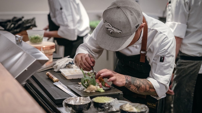 dau bep my goc viet noi danh voi nghe tay trai ren dao