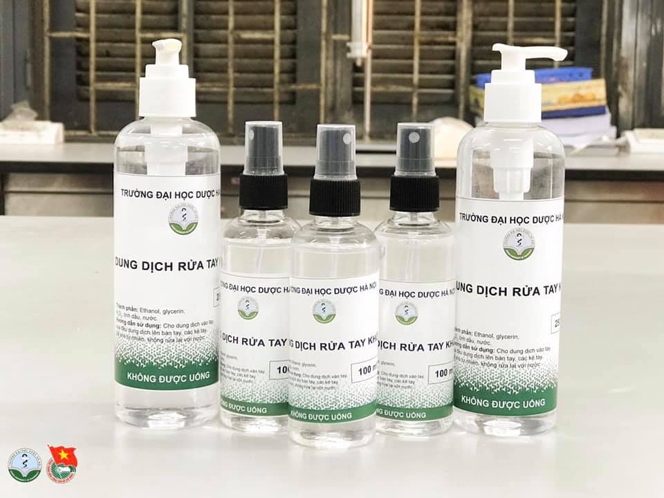 dai hoc duoc ha noi trao 400 chai nuoc rua tay kho cho dai su quan y va phap tai viet nam