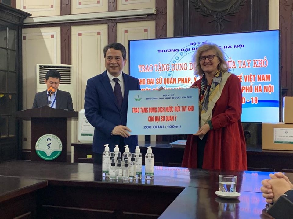 dai hoc duoc ha noi trao 400 chai nuoc rua tay kho cho dai su quan y va phap tai viet nam