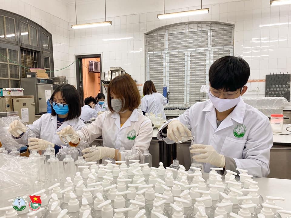 dai hoc duoc ha noi trao 400 chai nuoc rua tay kho cho dai su quan y va phap tai viet nam