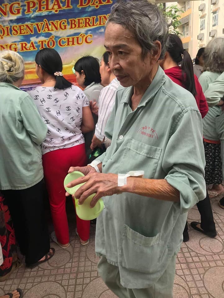 Sen vàng Berlin phát cháo cho bệnh nhân bệnh viện E Hà Nội sen vang berlin phat chao cho benh nhan benh vien e ha noi