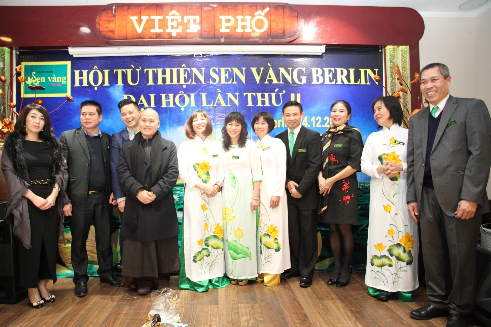 Sen vàng Berlin phát cháo cho bệnh nhân bệnh viện E Hà Nội sen vang berlin phat chao cho benh nhan benh vien e ha noi